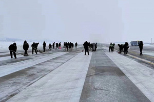 信陽明港機場抗擊冰雪，護航旅客回家路
